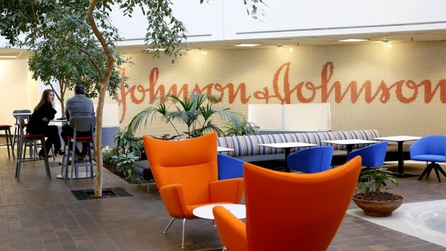 Акции Johnson & Johnson выросли, поскольку продажи в первом квартале оказались выше ожиданий